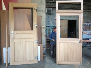 Modèle de porte d'entrée en bois lors de la fabrication
