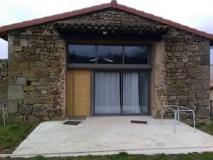 Menuiserie GAY ENSEMBLE EN ALUMINIUM AVEC PORTE EN CHENE ET BATON MARECHAL