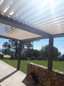 Pergola bioclimatique - Ral 7016 - lames blanches