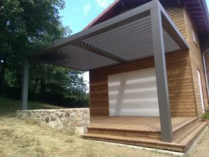 Pergola bioclimatique attenante à la maison ossature bois