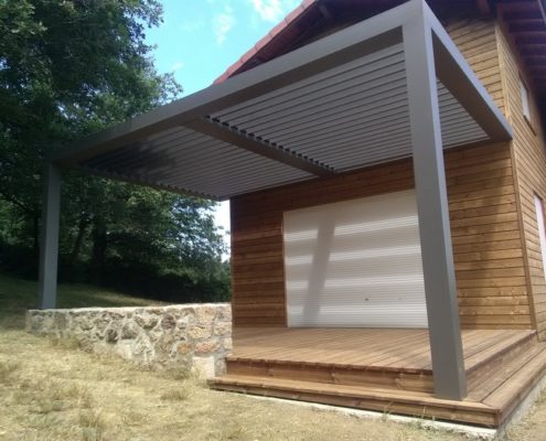 Pergola bioclimatique attenante à la maison ossature bois