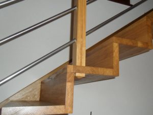 détail d'un escalier droit sans limon central