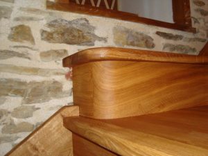 détail marche d'escalier en arrondi