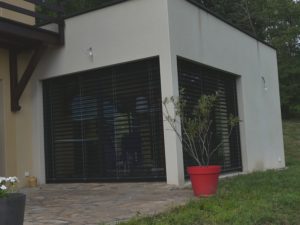brises soleil sur des baies galandages