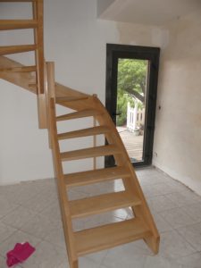 escalier en hêtre sans contremarches et sans barrière