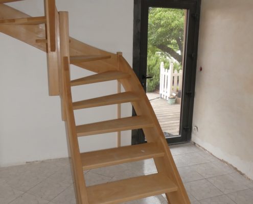 escalier en hêtre sans contremarches et sans barrière