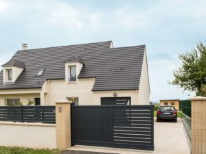 modèle de clôture avec le portail coulissant assorti