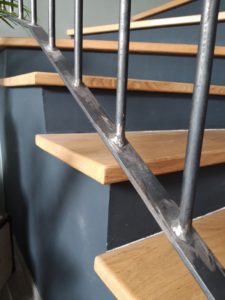 Détails marches en hêtre sur un escalier béton