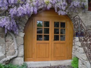 Porte en chêne arrondie à deux vantaux