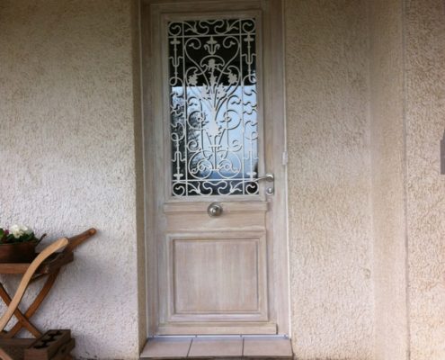 Porte d'entrée en chêne avec grille sur le haut