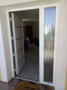 Porte d'entrée aluminium - imposte vitrée sur la côté