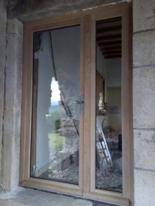 Porte d'entrée vitrée en mélèze avec imposte vitrée