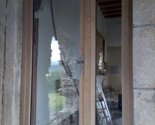 Porte d'entrée vitrée en mélèze avec imposte vitrée