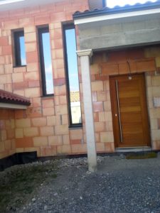 Porte d'entrée bois à lames horizontales irrégulières - bâton maréchal - châssis fixes aluminium