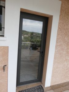 Porte d'entrée aluminium vitrée gris anthracite