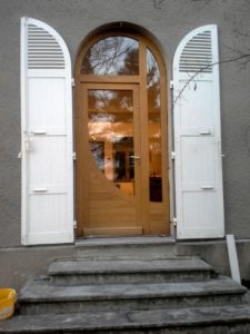 Porte d'entrée en bois avec vitrage arrondi