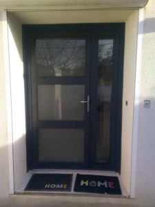 Porte d'entrée aluminium gris avec traverses intermédiaires