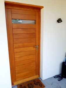 Porte d'entrée en bois à lames horizontales