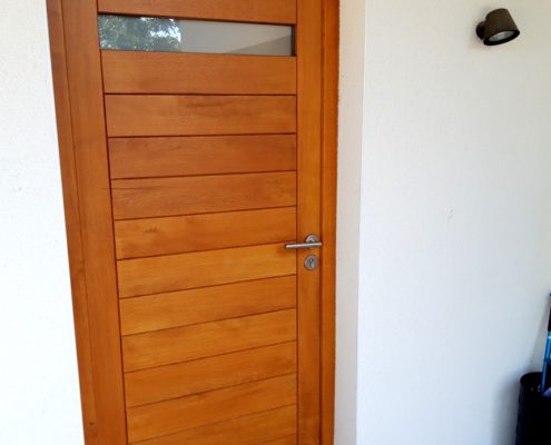 Porte d'entrée en bois à lames horizontales