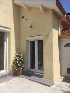 Porte fenêtre en PVC avec volet roulant en aluminium
