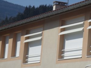 Volets roulants en aluminium avec brise soleil